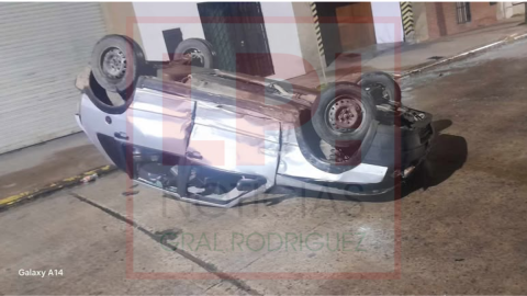 Violento choque y vuelco en esquina muy céntrica