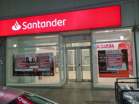 Tres horas sin atención al público por un reclamo en el banco Santander de General Rodríguez