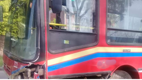 Choque entre un colectivo de La Perlita y un camión en Ruta 7 dejó tres personas heridas
