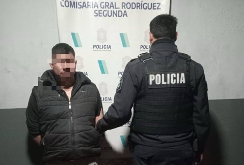 Iba armado en un auto robado, pero se enojó y lo atraparon: la situación que originó su arresto