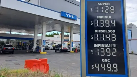 YPF anunció un aumento de combustibles con "horarios diferenciados": a qué hora convendrá cargar nafta