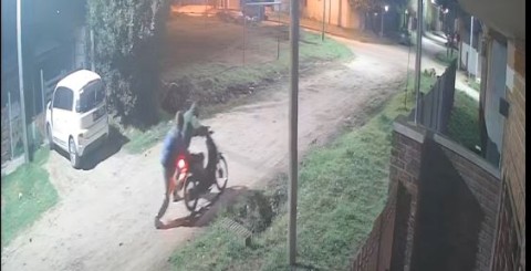 Video: con total impunidad le robaron la moto estacionada en la vereda de su casa