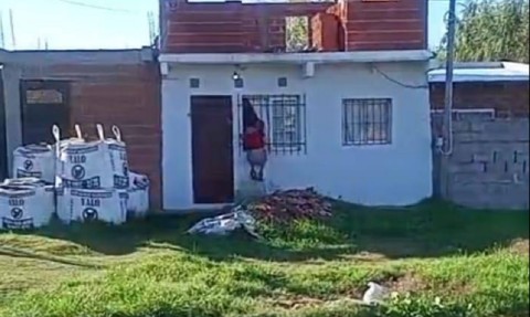 Video: filmaron a un joven que quedó atorado en las rejas de una casa donde lo acusan de entrar a robar