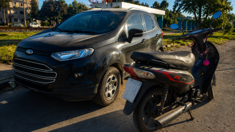 Una joven motociclista hospitalizada tras un extra&ntilde;o episodio vial a la altura del Fonavi