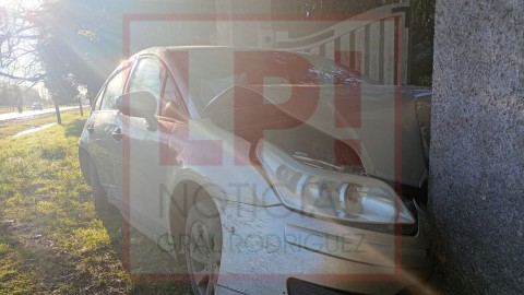 Un auto perdió el control tras un choque en Ruta 7 y se estrelló contra la entrada de una casa quinta
