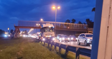 Un choque en autopista y un incendio en Barrio San Joaquín en la tarde y noche del domingo