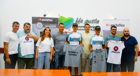 El intendente Mauro García despidió a dos jóvenes ciclistas de la Escuela Municipal que viajarán a España
