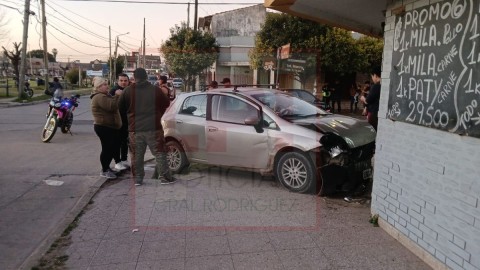 Un auto se incrustó contra la pared de un supermercado chino en el centro de General Rodríguez