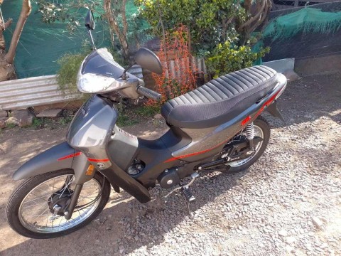 Paró a comprar en un local de la Ruta 7 y le robaron la moto