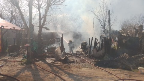 Video: familia entera perdió absolutamente todo tras el incendio de su casa