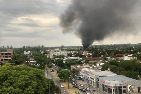 Nuevo incendio (y van...) por la quema de basura dentro del Corral&oacute;n Municipal: arduo trabajo de Bomberos para extinguirlo
