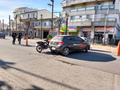 Comienzo del finde largo y tres accidentes: dos heridos en choque de motos con un auto a metros de la estación de Malvinas