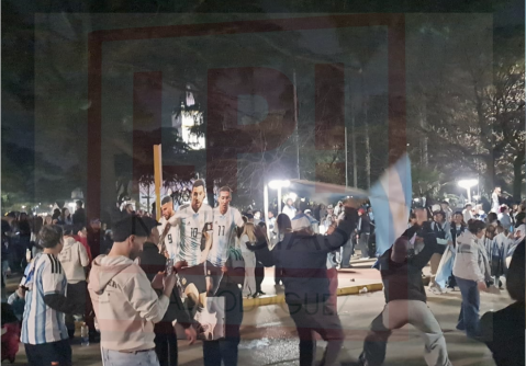Pese a la derrota, cientos de vecinos rodriguenses salieron a las calles a modo de agradecimiento