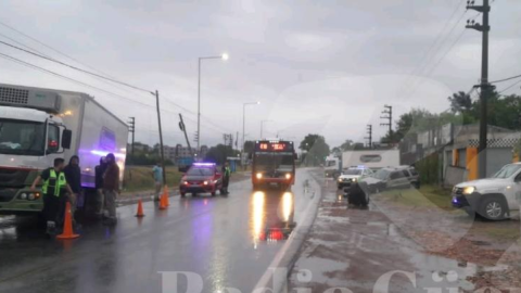 Choque entre un camión y una camioneta dejó un herido en la madrugada del martes 24