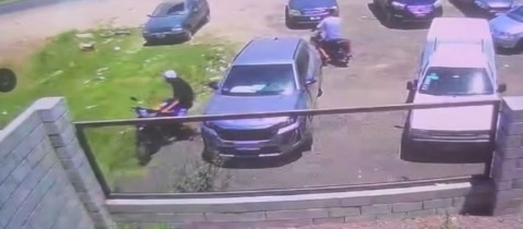 Video: fue a comprar a un comercio del Cruce Las Latas y en segundos le llevaron la moto