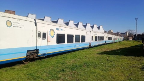 El tren "turístico" que pasó por las vías del Sarmiento y generó intriga en los vecinos de la región