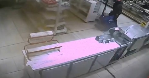 El video del brutal ataque de motochorros en calle Corrientes: lo siguieron y lo asaltaron dentro de una panadería