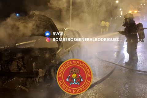 Impactante incendio de un auto en la noche del miércoles