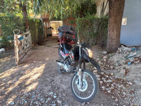 Se bajó a comprar y le robaron la moto que usa para trabajar: "no tardé ni un minuto"