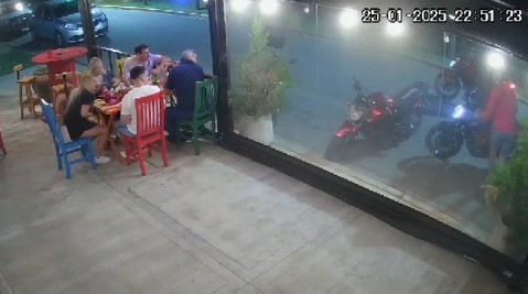 Video: así asaltaron motochorros a una pareja frente a comensales y empleados de un restaurante