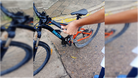 Le llevaron la bici que usa su hijo para ir a estudiar frente a la estación La Fraternidad