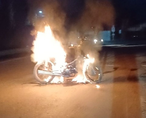 Se le incendió la moto en plena Colectora Norte cuando iba a trabajar