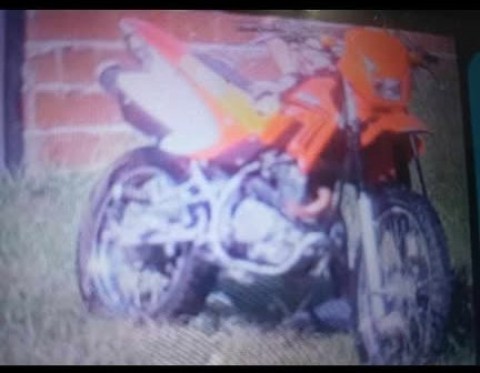 Fue a visitar a sus hijas, estacionó la moto en la puerta de la casa y en media hora se la robaron