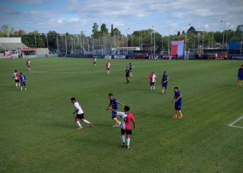 Leandro N. Alem se trajo un punto de su visita a Juventud Unida