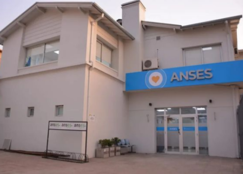 Un cartel colocado en la sede local de ANSES avisa que un importante trámite ya no podrá hacerse allí