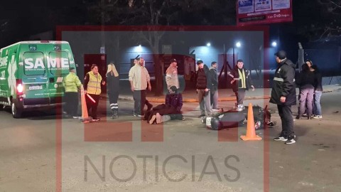 Fuerte accidente entre auto y moto en una esquina céntrica dejó a un hombre hospitalizado