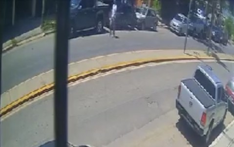 Video: bajó de su camioneta a comprar, le robaron y los ladrones quedaron registrados por las cámaras
