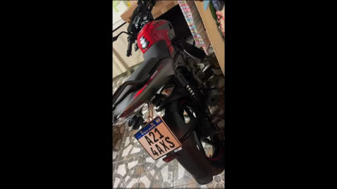 En pleno centro, motochorros lo enca&ntilde;onaron para robarle la moto