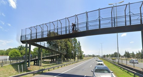 A pie, un ladrón atacó a tiros a un motociclista en pleno Acceso Oeste para robarle la moto