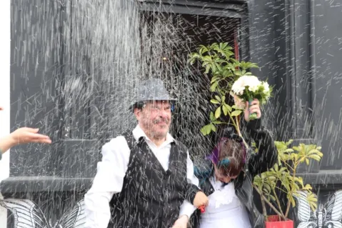 ¡Casan a Juan con José! Humor, arte y un fin solidario en una nueva propuesta de La Farfala