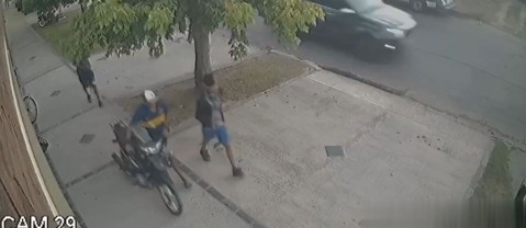 Video: as&iacute; le robaron la moto a una joven rodriguense mientras trabajaba en Francisco &Aacute;lvarez