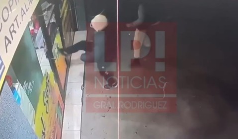 Video: así fue el violento asalto que cometieron ladrones armados en un kiosco de la Ruta 7