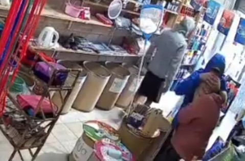 Insólito robo en un local: ladrones pidieron disculpas y le dieron un beso a la víctima