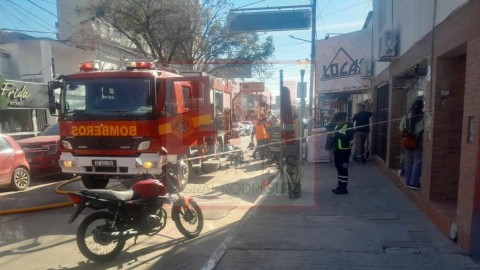 Un local de ropa céntrico sufrió grandes pérdidas por un incendio en la tarde de este lunes