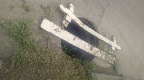 Un alcantarillado sin tapa genera preocupación en vecinos ante posibles accidentes