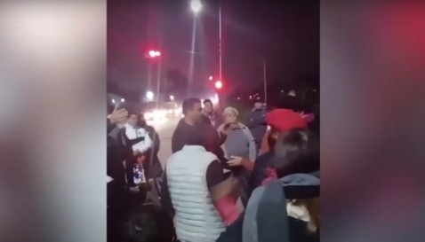 Furia vecinal en barrio Raffo: el accidente que colmó la paciencia y la promesa de un funcionario para evitar un piquete