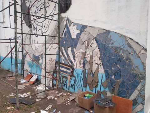 Con mosaicos y piedras, avanzan con un mural de Diego Maradona en el Polideportivo
