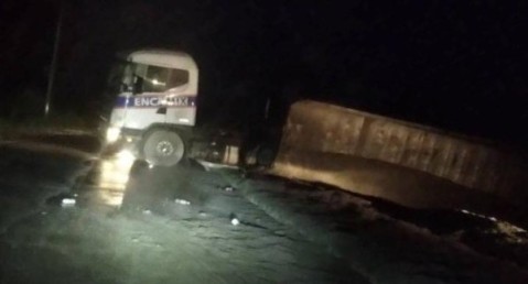 Camión volcó a la altura de la rotonda de las rutas 24 y 6