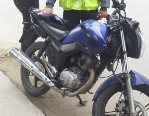 Culatazos, tiro al suelo y disparos fallidos: el violento asalto que sufrió un joven en Parque Joly