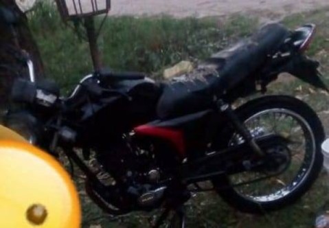 Le robaron la moto de adentro de su casa