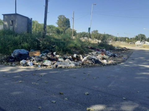 Denuncian un micro basural frente a un jardín de Villa Vengochea