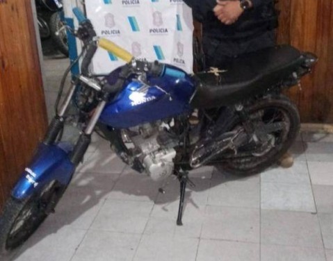 Dos jóvenes en moto fueron arrestados en Ruta 7 en la mañana del jueves