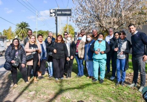 Se pusieron los carteles de calle en nombre de la enfermera Ana Ramallo