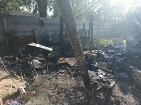 El fuego arrasó con la casa de una familia del barrio Parque La Argentina