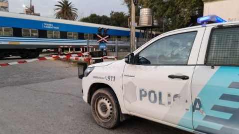 Adolescente intentó subirse al tren en movimiento, cayó y fue arrollado
