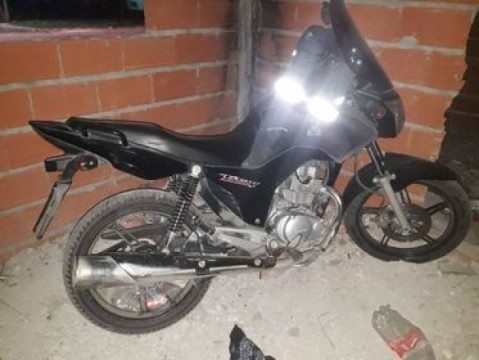 Motochorros le apuntaron a un joven cuando volvía de trabajar y le robaron su moto